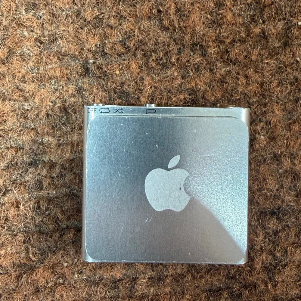tested Apple iPod Shuffle 4th Generation Silver MP3 Player Clip Model A1373 2GB